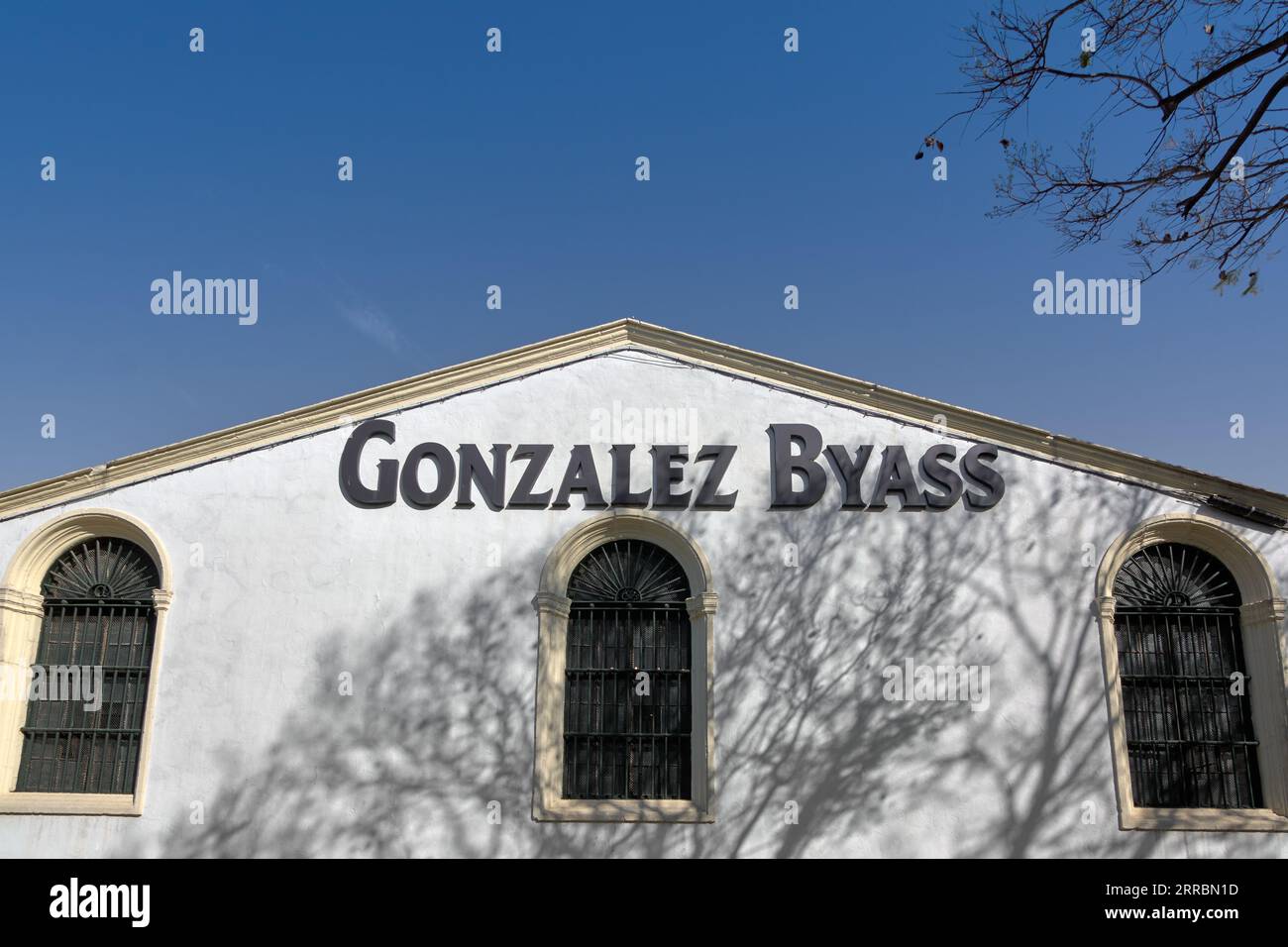 Jerez de la Frontera, Spagna - 7 settembre 2023: Veduta di una delle facciate di Bodega Gonzalez Byass con il suo segno caratteristico. Foto Stock