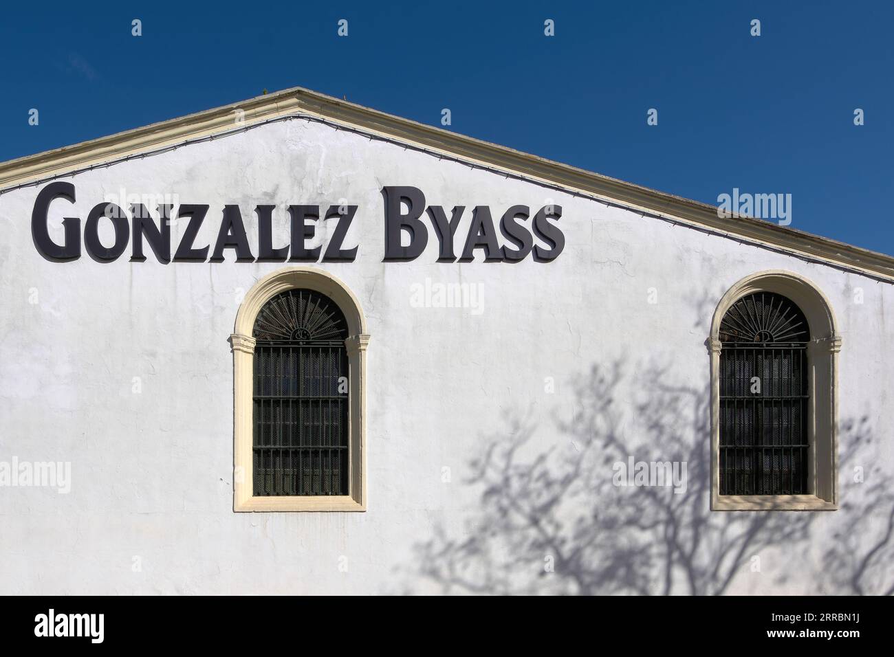 Jerez de la Frontera, Spagna - 7 settembre 2023: Veduta di una delle facciate di Bodega Gonzalez Byass con il suo segno caratteristico. Foto Stock