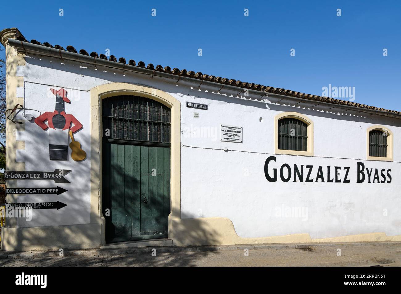 Jerez de la Frontera, Spagna - 7 settembre 2023: Veduta di una delle facciate di Bodega Gonzalez Byass con il suo segno caratteristico. Foto Stock