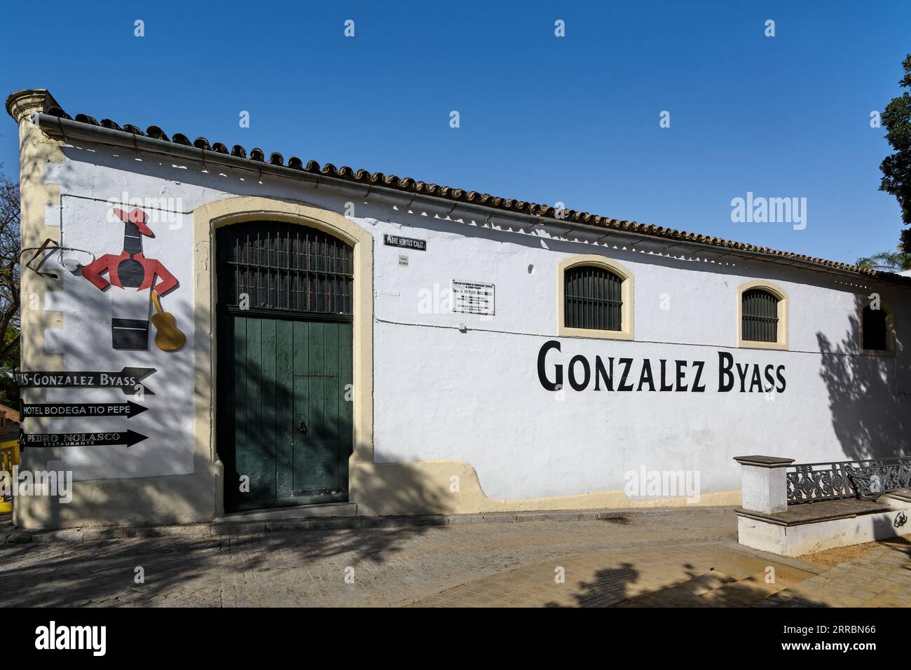 Jerez de la Frontera, Spagna - 7 settembre 2023: Veduta di una delle facciate di Bodega Gonzalez Byass con il suo segno caratteristico. Foto Stock