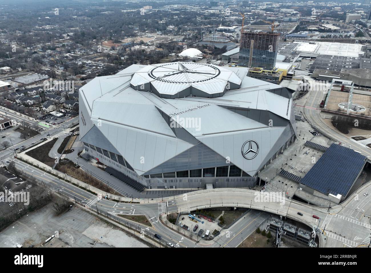 Una vista aerea generale del Mercedes-Benz Stadium, domenica 29 gennaio 2023, ad Atlanta. Foto Stock