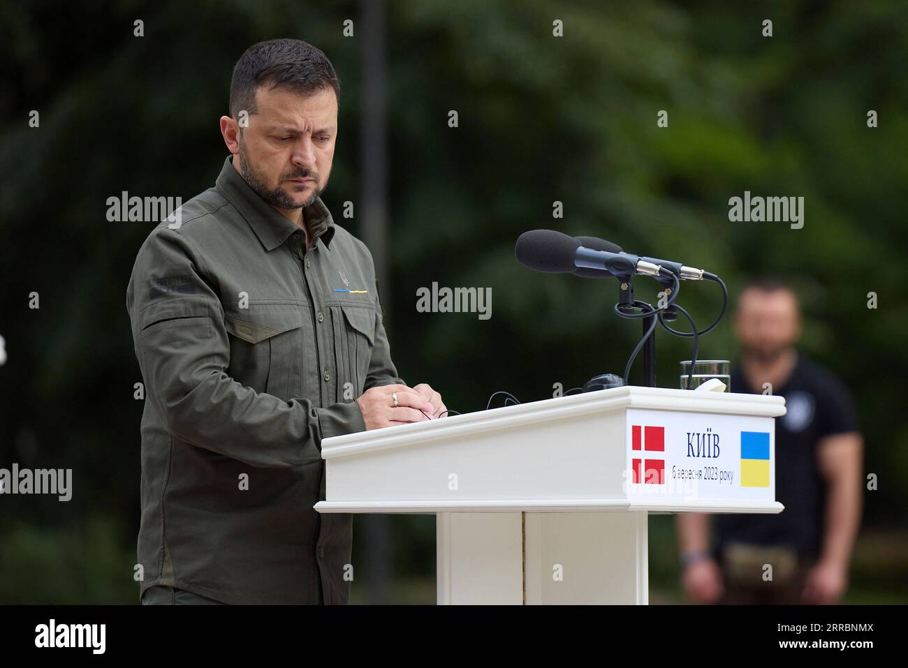 Kiev, Ucraina. 6 settembre 2023. Il presidente ucraino Volodymyr Zelenskyy ascolta una domanda durante una conferenza stampa congiunta con il primo ministro danese mette Frederiksen in Piazza della Costituzione, il 6 settembre 2023 a Kiev, Ucraina. Credito: Ucraina Presidenza/Ufficio stampa presidenziale ucraino/Alamy Live News Foto Stock