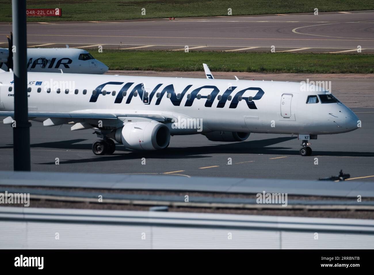Helsinki / Finlandia - 7 SETTEMBRE 2023: Aeroporto Helsinki-Vantaa EFHK. Un Embraer E190, gestito da Finnair, che rullava all'aeroporto di Helsinki. Foto Stock