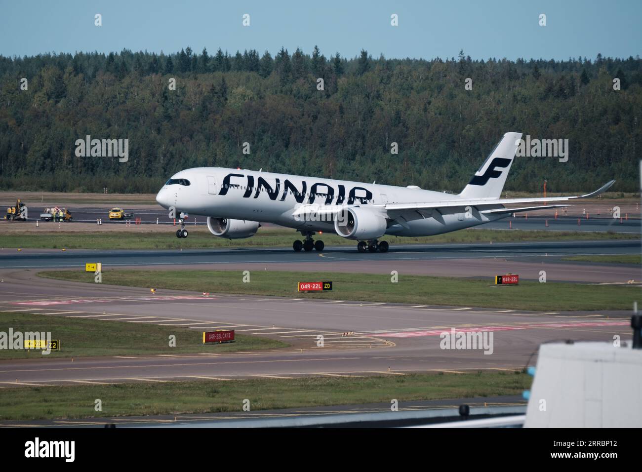 Helsinki / Finlandia - 7 SETTEMBRE 2023: Aeroporto di Helsinki-Vantaa EFHK.un Airbus A350, gestito da Finnair, atterra all'aeroporto di Helsinki. Foto Stock