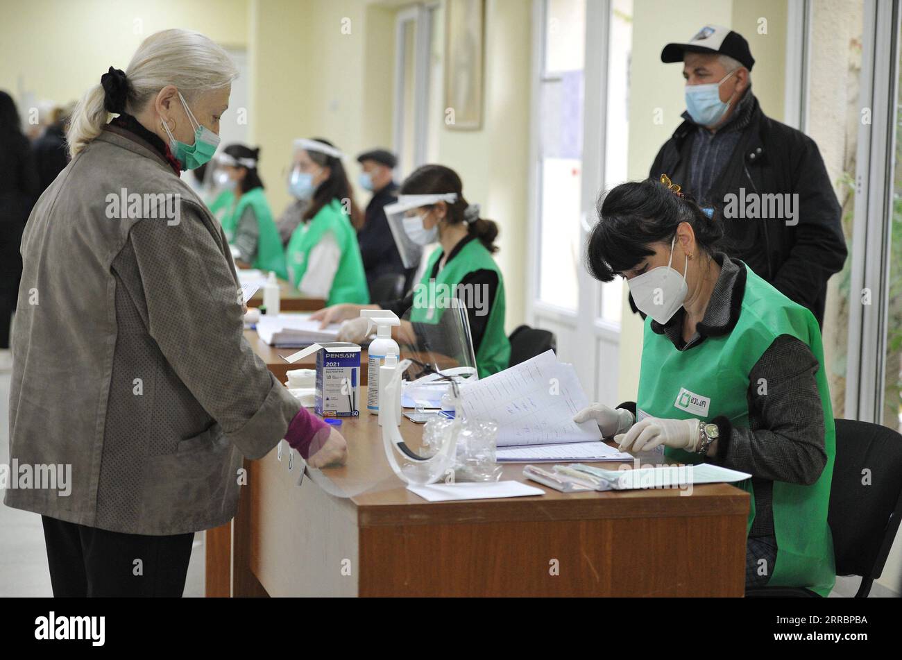 211002 -- TBILISI, 2 ottobre 2021 -- Un elettore aspetta di votare a un seggio elettorale a Tbilisi 2 ottobre 2021. La Georgia ha tenuto le elezioni municipali per votare 64 sindaci e 2.068 membri del consiglio comunale. Foto di /Xinhua GEORGIA-ELEZIONI MUNICIPALI KulumbegashvilixTamuna PUBLICATIONxNOTxINxCHN Foto Stock