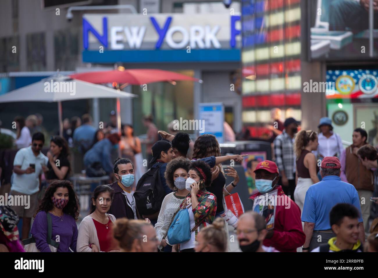 211003 -- NEW YORK, 3 ottobre 2021 -- la gente cammina attraverso Times Square a New York, negli Stati Uniti, 2 ottobre 2021. In cima al mondo, gli Stati Uniti venerdì hanno superato 700.000 morti per COVID-19, secondo i dati della Johns Hopkins University. Nel frattempo, il numero medio di persone vaccinate, a 270.531 al giorno, è il più basso che sia stato da agosto 15, secondo i centri statunitensi per il controllo e la prevenzione delle malattie CDC. Foto di /Xinhua U.S.-COVID-19-MORTE NUMERO MichaelxNagle PUBLICATIONxNOTxINxCHN Foto Stock