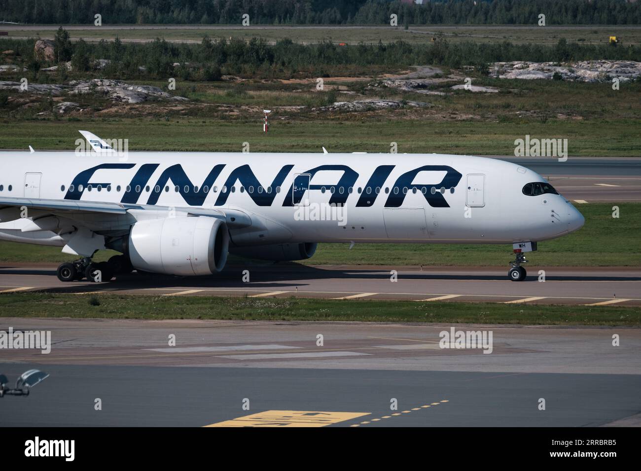 Helsinki / Finlandia - 7 SETTEMBRE 2023: Aeroporto di Helsinki-Vantaa EFHK.un Airbus A350, gestito da Finnair, atterra all'aeroporto di Helsinki. Foto Stock