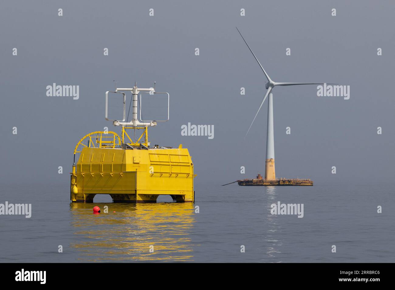 Le Croisic, Francia. 7 settembre 2023. Questa fotografia mostra l'unità di produzione di idrogeno galleggiante Lhyfe oltre la turbina eolica galleggiante Floatgen, nel sito di sperimentazione SEM-Rev al largo di le Croisic, Francia occidentale, il 7 settembre 2023. Foto di Raphael Lafargue/ABACAPRESS.COM Credit: Abaca Press/Alamy Live News Foto Stock