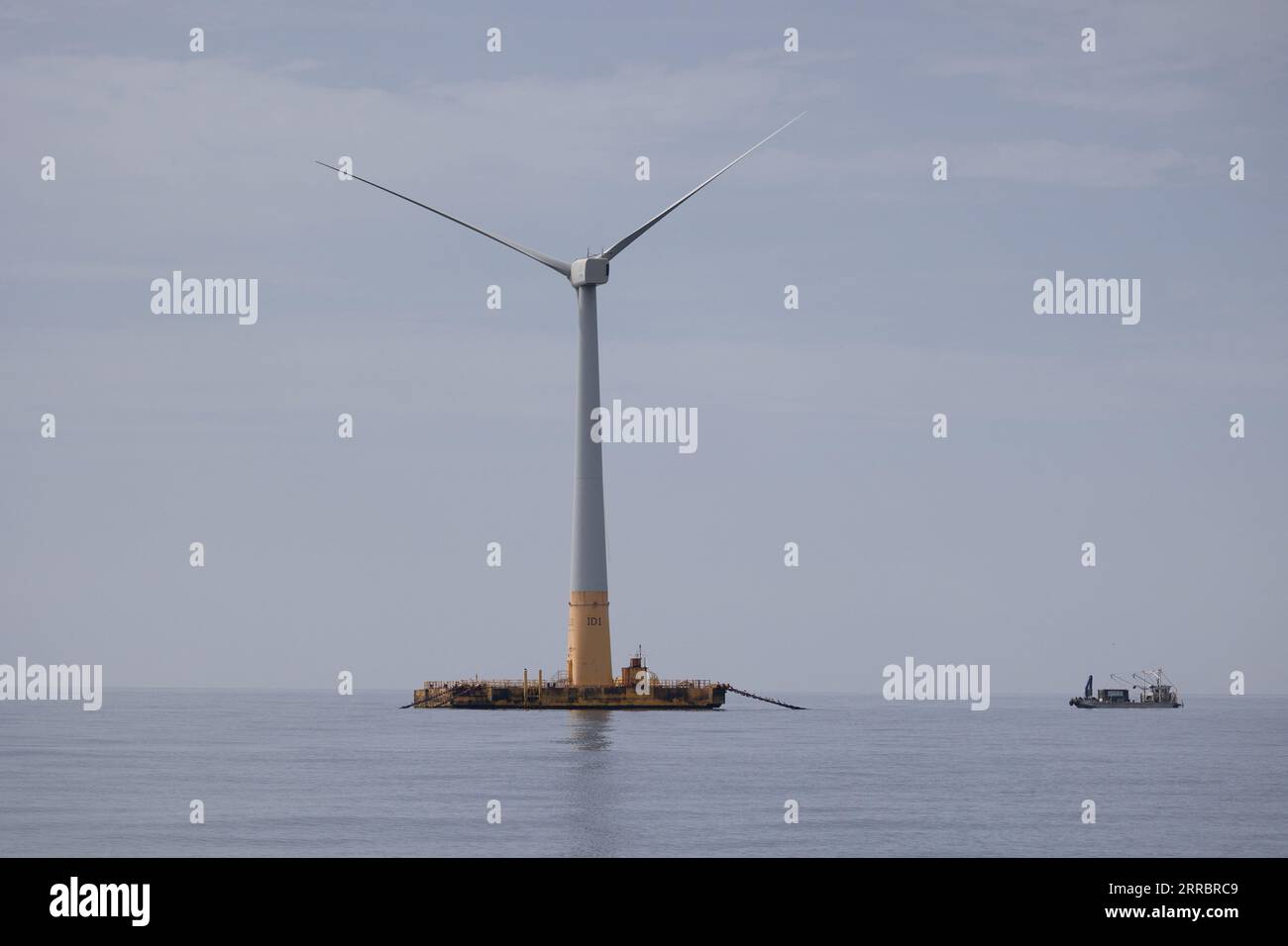 Le Croisic, Francia. 7 settembre 2023. Questa fotografia mostra la turbina eolica galleggiante Floatgen che alimenta l'unità di produzione di idrogeno galleggiante Lhyfe (invisibile) presso il sito di sperimentazione SEM-Rev al largo di le Croisic, nella Francia occidentale, il 7 settembre 2023. Foto di Raphael Lafargue/ABACAPRESS.COM Credit: Abaca Press/Alamy Live News Foto Stock