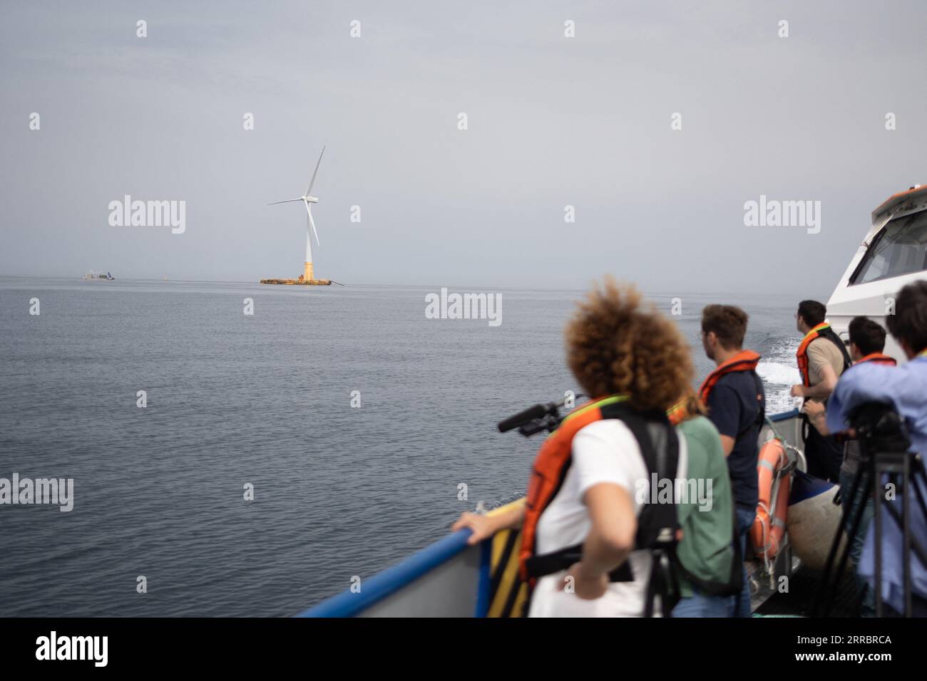 Le Croisic, Francia. 7 settembre 2023. Questa fotografia mostra la turbina eolica galleggiante Floatgen che alimenta l'unità di produzione di idrogeno galleggiante Lhyfe (invisibile) presso il sito di sperimentazione SEM-Rev al largo di le Croisic, nella Francia occidentale, il 7 settembre 2023. Foto di Raphael Lafargue/ABACAPRESS.COM Credit: Abaca Press/Alamy Live News Foto Stock