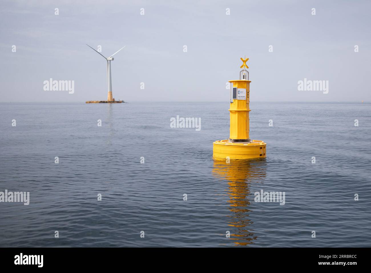 Le Croisic, Francia. 7 settembre 2023. Questa fotografia mostra la turbina eolica galleggiante Floatgen che alimenta l'unità di produzione di idrogeno galleggiante Lhyfe (invisibile) presso il sito di sperimentazione SEM-Rev al largo di le Croisic, nella Francia occidentale, il 7 settembre 2023. Foto di Raphael Lafargue/ABACAPRESS.COM Credit: Abaca Press/Alamy Live News Foto Stock