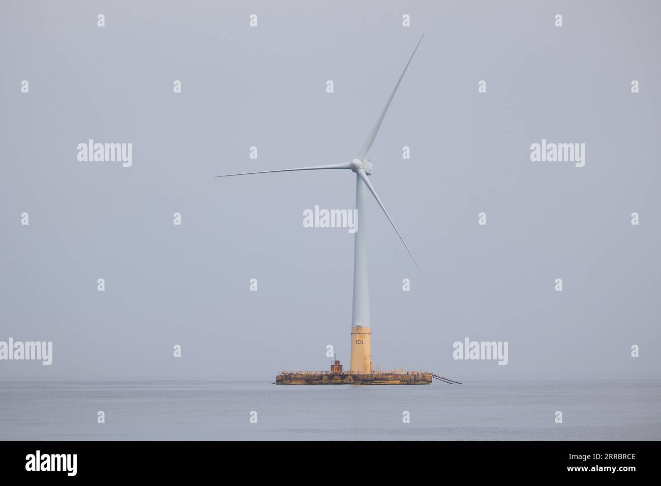 Le Croisic, Francia. 7 settembre 2023. Questa fotografia mostra la turbina eolica galleggiante Floatgen che alimenta l'unità di produzione di idrogeno galleggiante Lhyfe (invisibile) presso il sito di sperimentazione SEM-Rev al largo di le Croisic, nella Francia occidentale, il 7 settembre 2023. Foto di Raphael Lafargue/ABACAPRESS.COM Credit: Abaca Press/Alamy Live News Foto Stock