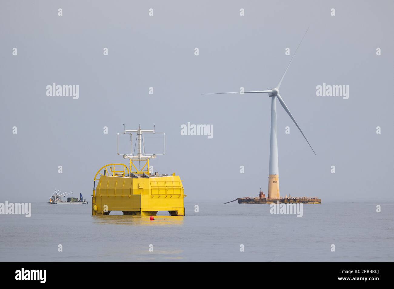 Le Croisic, Francia. 7 settembre 2023. Questa fotografia mostra l'unità di produzione di idrogeno galleggiante Lhyfe oltre la turbina eolica galleggiante Floatgen, nel sito di sperimentazione SEM-Rev al largo di le Croisic, Francia occidentale, il 7 settembre 2023. Foto di Raphael Lafargue/ABACAPRESS.COM Credit: Abaca Press/Alamy Live News Foto Stock