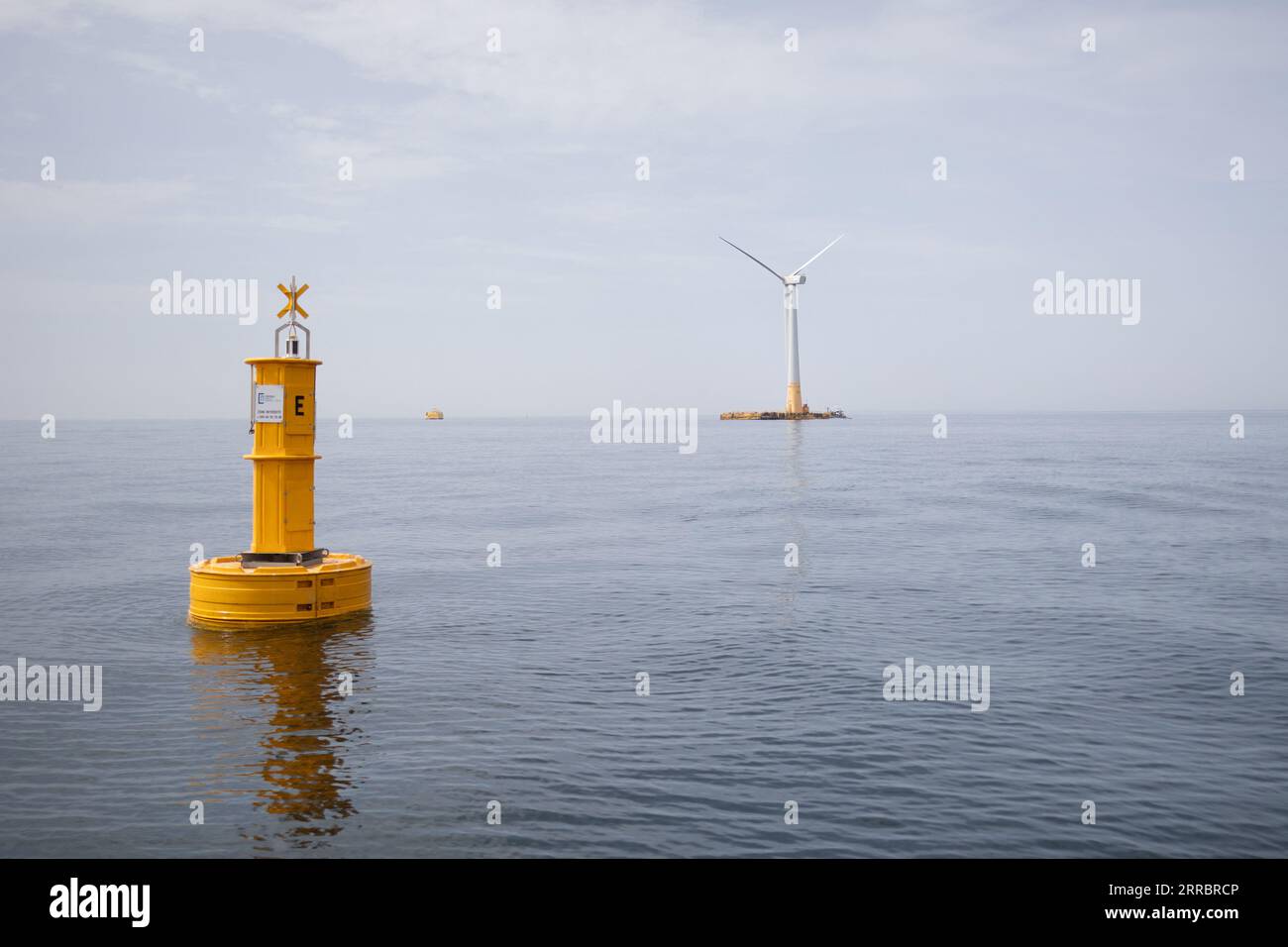 Le Croisic, Francia. 7 settembre 2023. Questa fotografia mostra la turbina eolica galleggiante Floatgen che alimenta l'unità di produzione di idrogeno galleggiante Lhyfe (invisibile) presso il sito di sperimentazione SEM-Rev al largo di le Croisic, nella Francia occidentale, il 7 settembre 2023. Foto di Raphael Lafargue/ABACAPRESS.COM Credit: Abaca Press/Alamy Live News Foto Stock