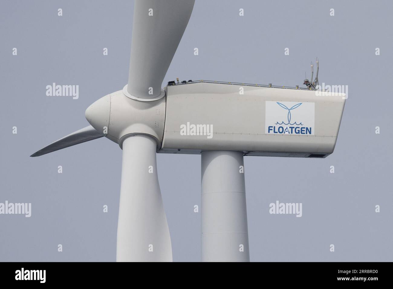 Le Croisic, Francia. 7 settembre 2023. Questa fotografia mostra la turbina eolica galleggiante Floatgen che alimenta l'unità di produzione di idrogeno galleggiante Lhyfe (invisibile) presso il sito di sperimentazione SEM-Rev al largo di le Croisic, nella Francia occidentale, il 7 settembre 2023. Foto di Raphael Lafargue/ABACAPRESS.COM Credit: Abaca Press/Alamy Live News Foto Stock
