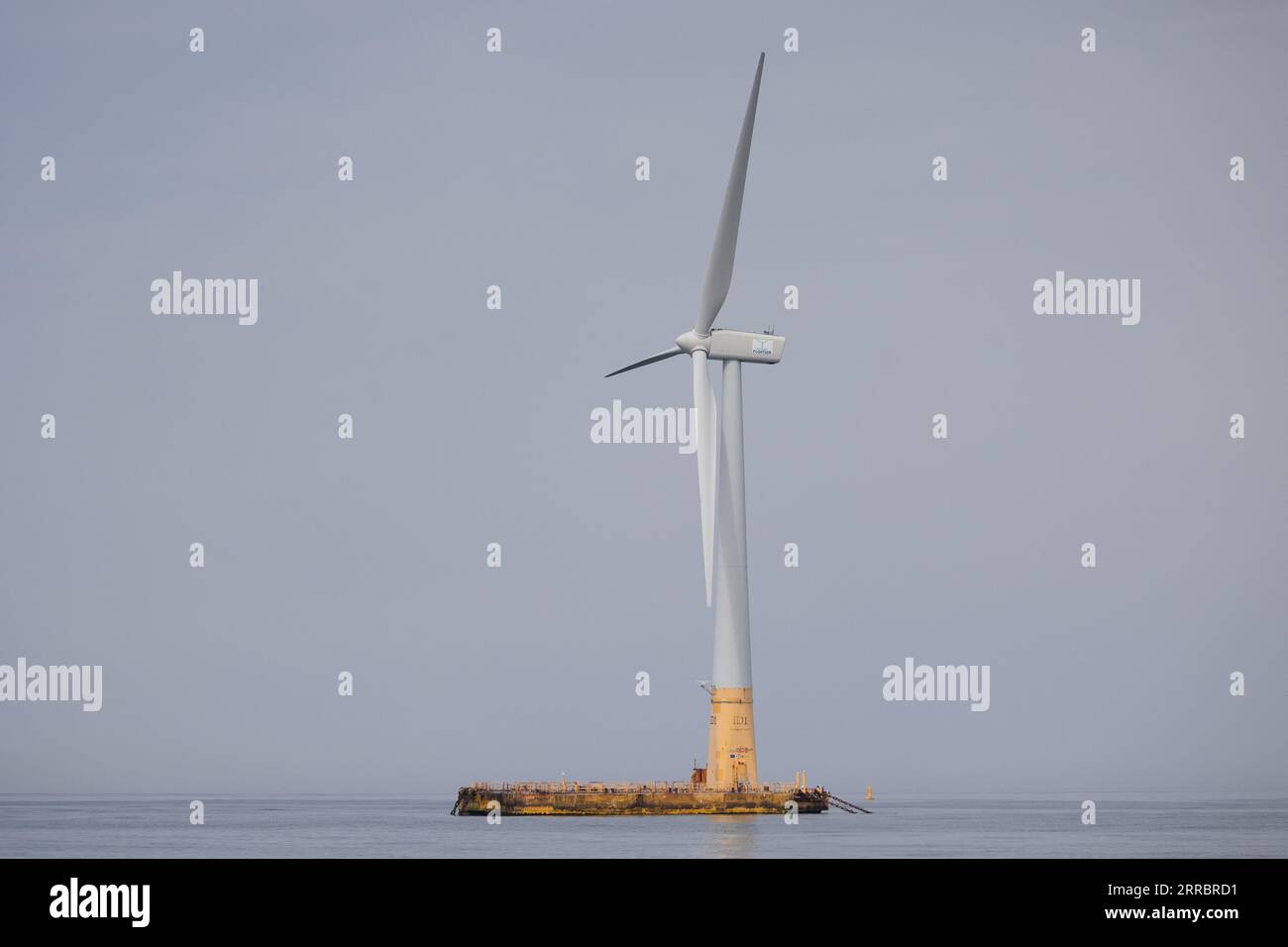 Le Croisic, Francia. 7 settembre 2023. Questa fotografia mostra la turbina eolica galleggiante Floatgen che alimenta l'unità di produzione di idrogeno galleggiante Lhyfe (invisibile) presso il sito di sperimentazione SEM-Rev al largo di le Croisic, nella Francia occidentale, il 7 settembre 2023. Foto di Raphael Lafargue/ABACAPRESS.COM Credit: Abaca Press/Alamy Live News Foto Stock