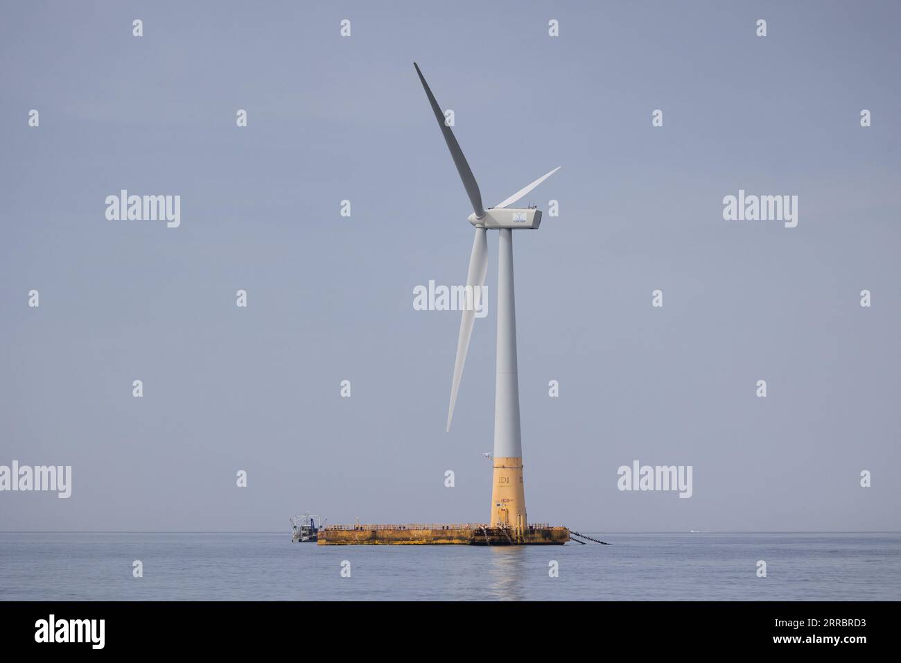 Le Croisic, Francia. 7 settembre 2023. Questa fotografia mostra la turbina eolica galleggiante Floatgen che alimenta l'unità di produzione di idrogeno galleggiante Lhyfe (invisibile) presso il sito di sperimentazione SEM-Rev al largo di le Croisic, nella Francia occidentale, il 7 settembre 2023. Foto di Raphael Lafargue/ABACAPRESS.COM Credit: Abaca Press/Alamy Live News Foto Stock