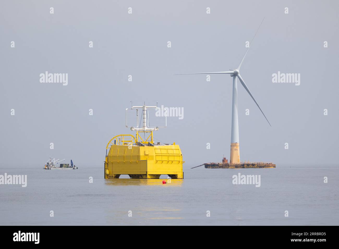 Le Croisic, Francia. 7 settembre 2023. Questa fotografia mostra l'unità di produzione di idrogeno galleggiante Lhyfe oltre la turbina eolica galleggiante Floatgen, nel sito di sperimentazione SEM-Rev al largo di le Croisic, Francia occidentale, il 7 settembre 2023. Foto di Raphael Lafargue/ABACAPRESS.COM Credit: Abaca Press/Alamy Live News Foto Stock