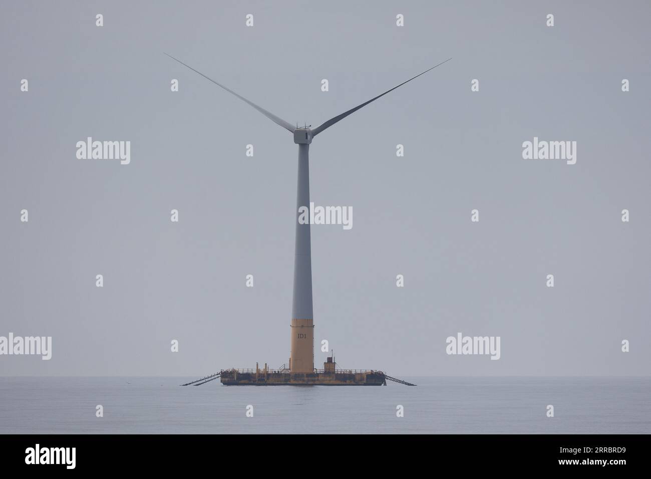 Le Croisic, Francia. 7 settembre 2023. Questa fotografia mostra la turbina eolica galleggiante Floatgen che alimenta l'unità di produzione di idrogeno galleggiante Lhyfe (invisibile) presso il sito di sperimentazione SEM-Rev al largo di le Croisic, nella Francia occidentale, il 7 settembre 2023. Foto di Raphael Lafargue/ABACAPRESS.COM Credit: Abaca Press/Alamy Live News Foto Stock