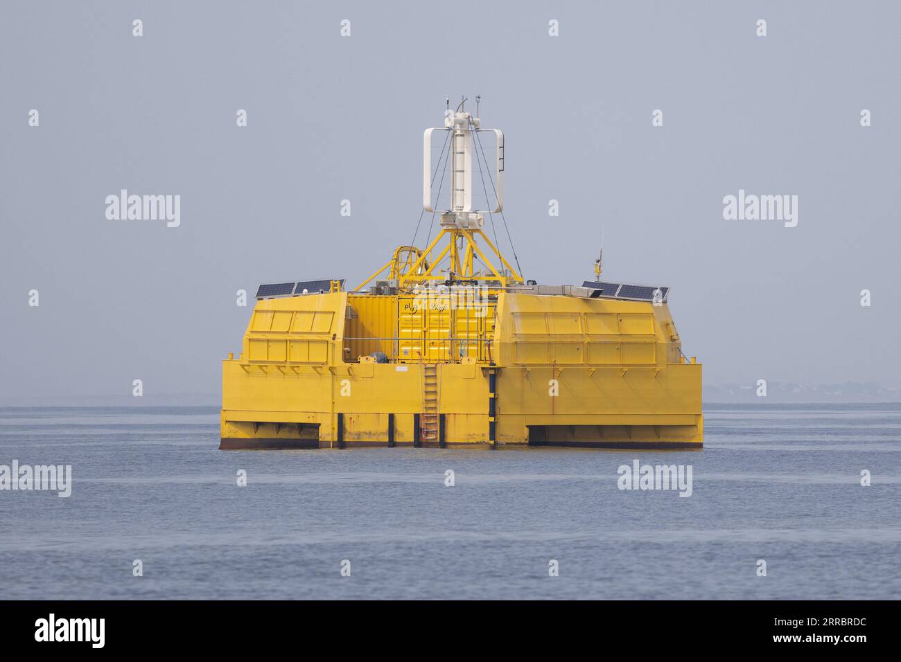Le Croisic, Francia. 7 settembre 2023. Questa fotografia mostra l'unità di produzione di idrogeno galleggiante Lhyfe oltre la turbina eolica galleggiante Floatgen (invisibile), presso il sito di sperimentazione SEM-Rev al largo di le Croisic, Francia occidentale, il 7 settembre 2023. Foto di Raphael Lafargue/ABACAPRESS.COM Credit: Abaca Press/Alamy Live News Foto Stock