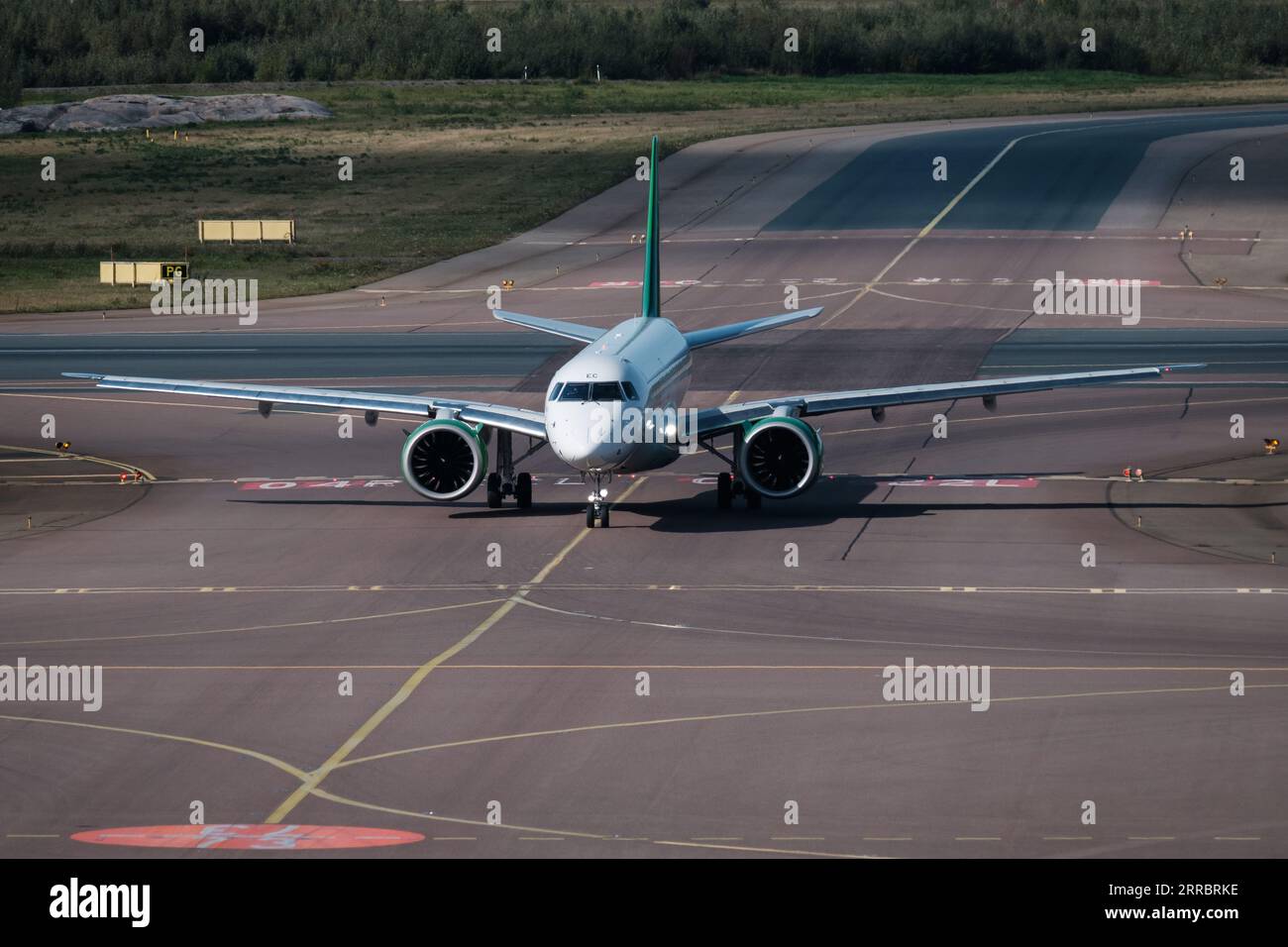 Helsinki / Finlandia - 7 SETTEMBRE 2023: Un aereo rullante sull'asfalto in una giornata di sole. Foto Stock