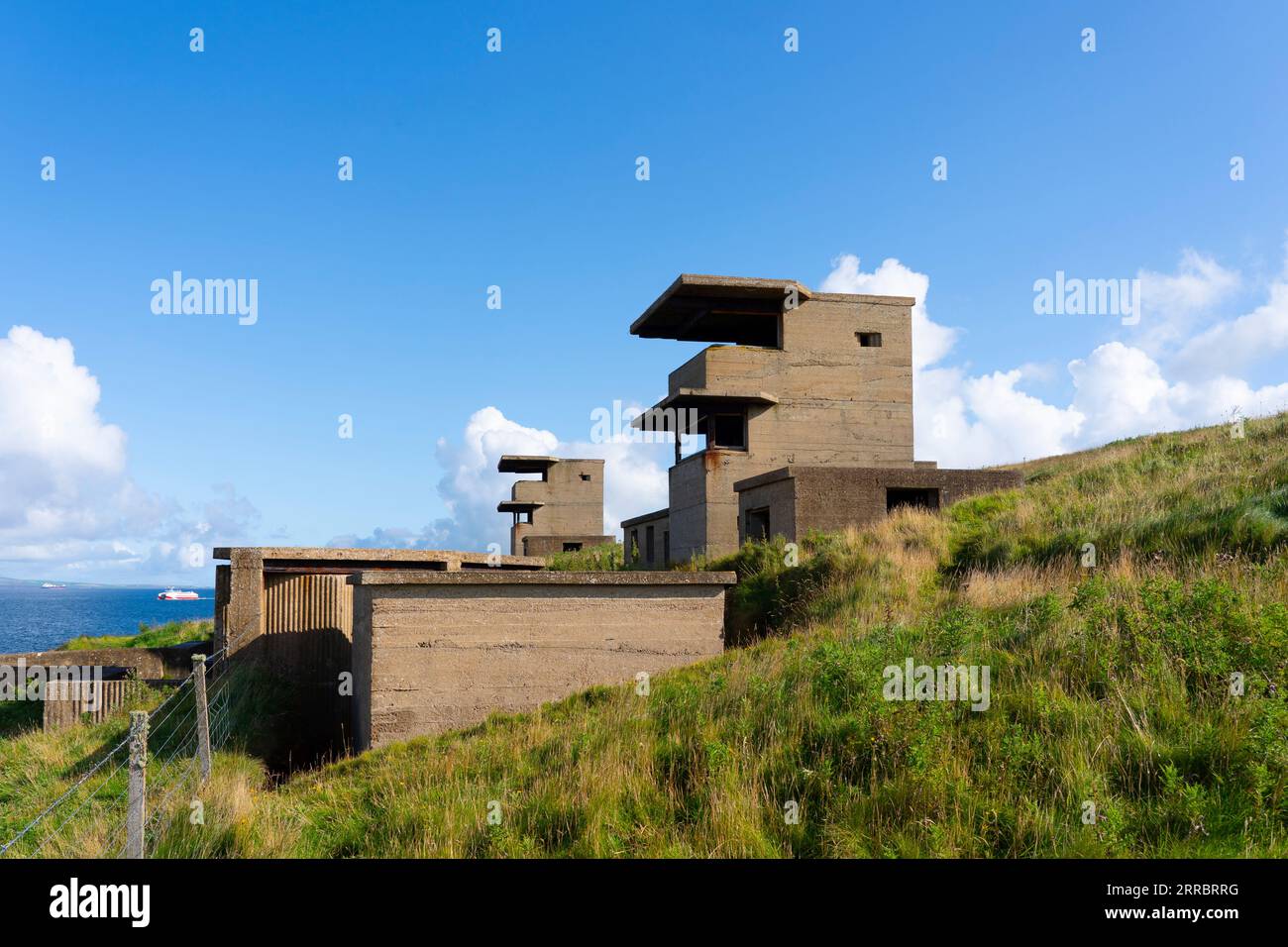 Veduta delle difese costiere di Balfour Battery a Scapa Flow a Hoxa a South Ronaldsay, Isole Orcadi, Scozia, Regno Unito. Foto Stock