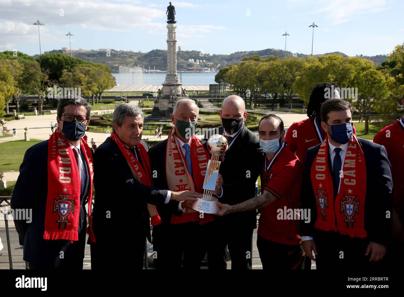 211005 -- LISBONA, 5 ottobre 2021 -- il presidente portoghese Marcelo Rebelo de Sousa 3rd L posa con il trofeo per una foto durante la cerimonia di benvenuto per la squadra nazionale Futsal che ha vinto la Coppa del mondo FIFA Futsal 2021 al Palazzo Belem di Lisbona, Portogallo, 4 ottobre 2021. Foto di /Xinhua SPPORTUGAL-LISBONA-FIFA FUTSAL WORLD CUP-CERIMONIA DI BENVENUTO PedroxFiuza PUBLICATIONxNOTxINxCHN Foto Stock