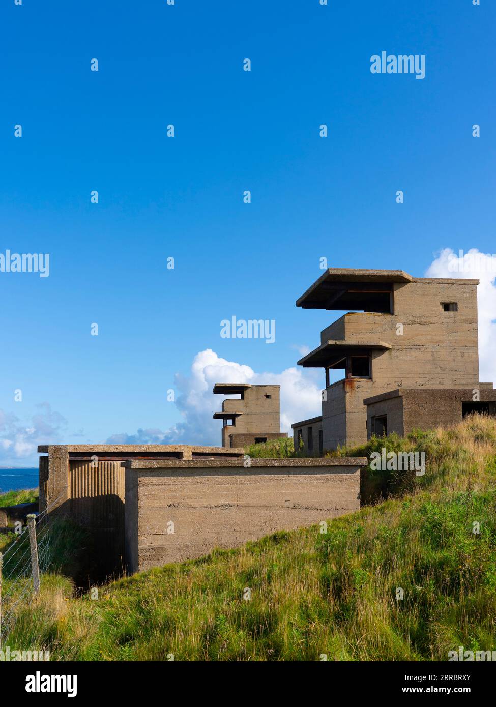 Veduta delle difese costiere di Balfour Battery a Scapa Flow a Hoxa a South Ronaldsay, Isole Orcadi, Scozia, Regno Unito. Foto Stock