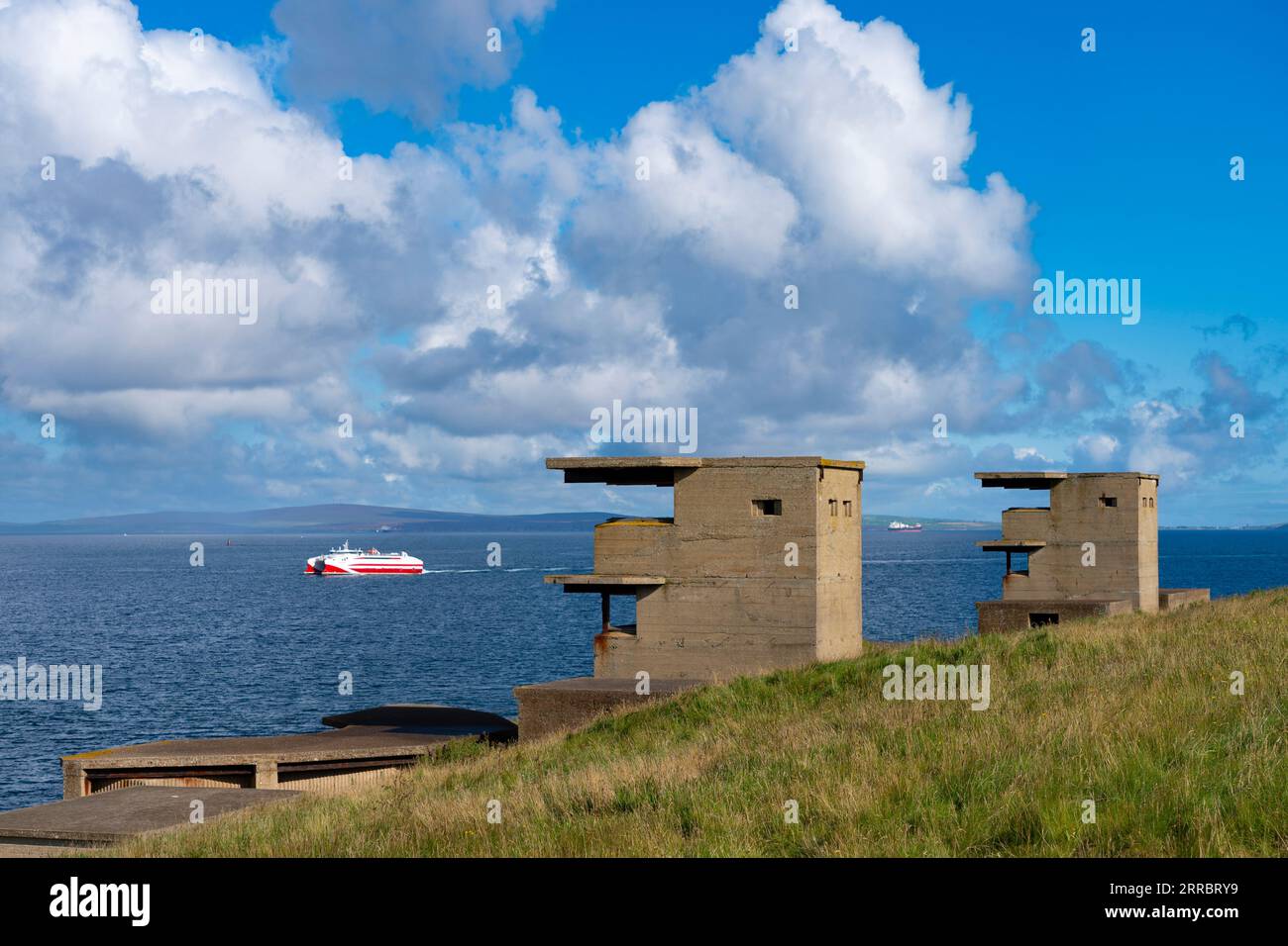 Veduta delle difese costiere di Balfour Battery a Scapa Flow a Hoxa a South Ronaldsay, Isole Orcadi, Scozia, Regno Unito. Foto Stock