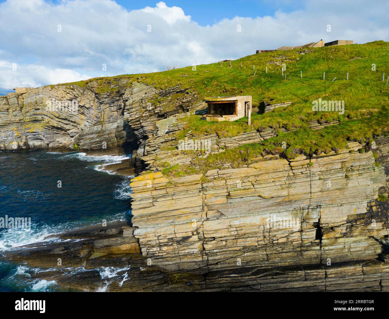 Vista aerea delle difese costiere di Hoxa Battery a Scapa Flow a Hoxa a South Ronaldsay, Isole Orcadi, Scozia, Regno Unito. Foto Stock