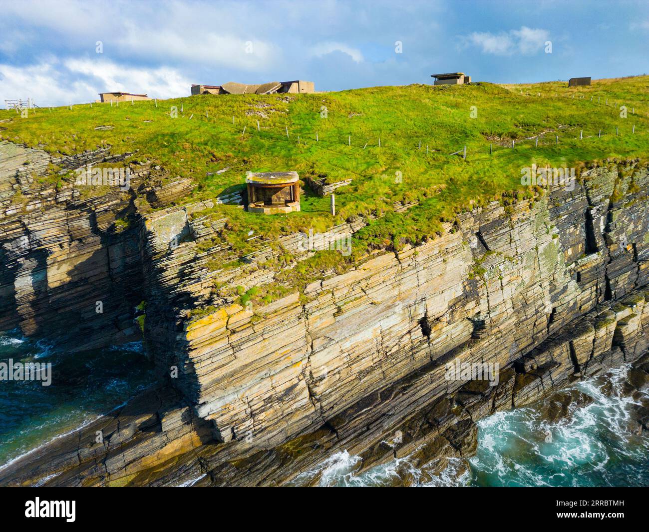 Vista aerea delle difese costiere di Hoxa Battery a Scapa Flow a Hoxa a South Ronaldsay, Isole Orcadi, Scozia, Regno Unito. Foto Stock