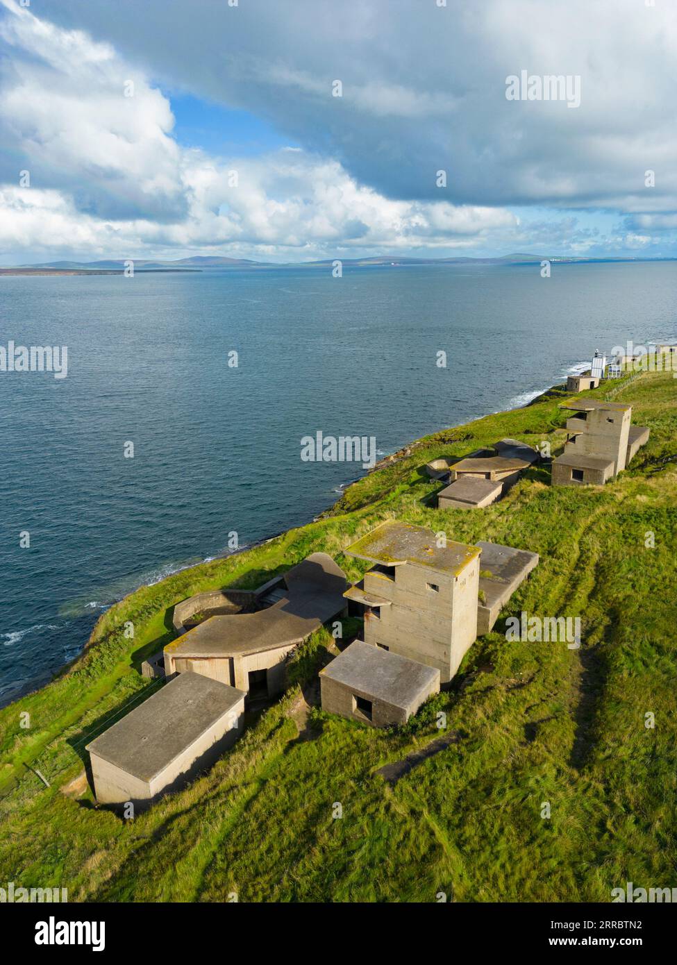 Vista aerea delle difese costiere di Balfour Battery a Scapa Flow a Hoxa a South Ronaldsay, Isole Orcadi, Scozia, Regno Unito. Foto Stock