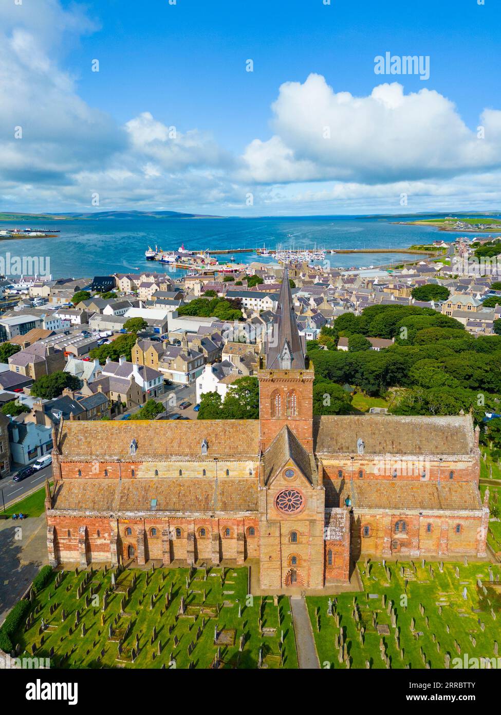 Vista aerea della cattedrale di San Magno a Kirkwall, continente, Isole Orcadi, Scozia, Regno Unito. Foto Stock