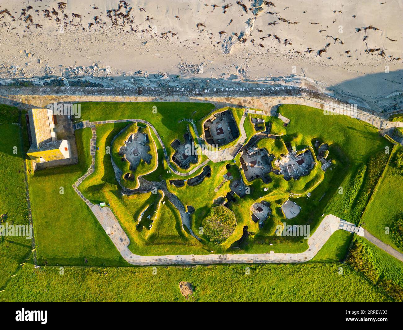 Veduta aerea dell'insediamento neolitico costruito in pietra di Skara Brae, situato sulla Baia di Skaill , continente occidentale, Isole Orcadi, Scozia, Regno Unito. Foto Stock