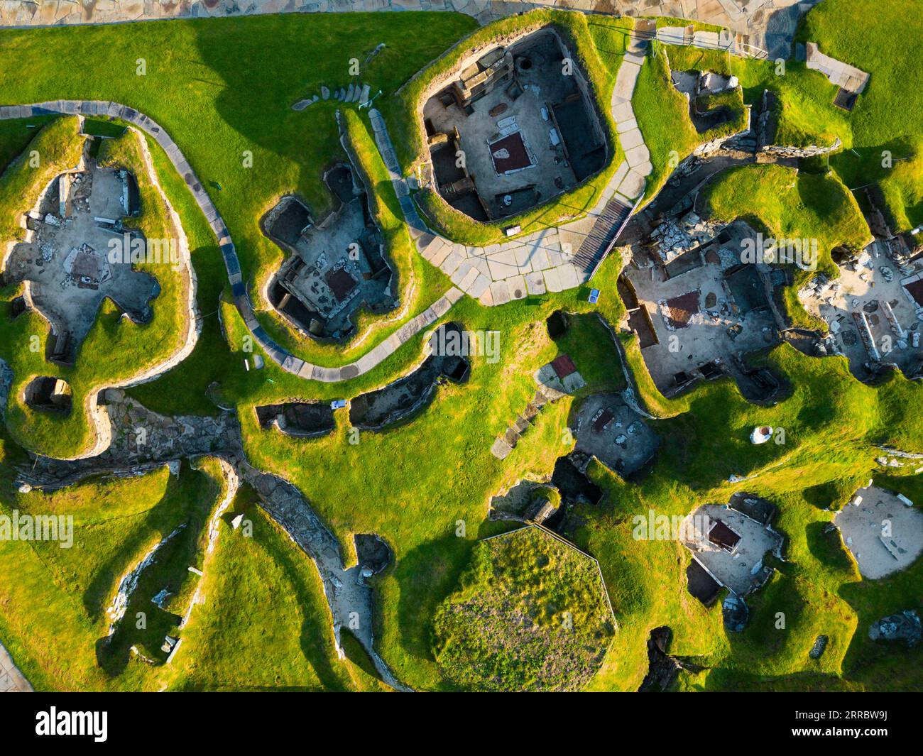 Veduta aerea dell'insediamento neolitico costruito in pietra di Skara Brae, situato sulla Baia di Skaill , continente occidentale, Isole Orcadi, Scozia, Regno Unito. Foto Stock