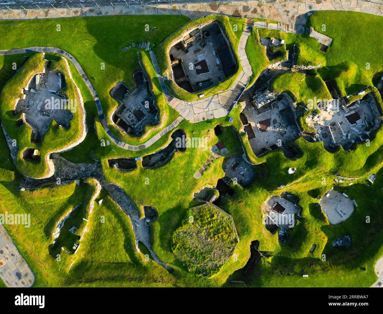 Veduta aerea dell'insediamento neolitico costruito in pietra di Skara Brae, situato sulla Baia di Skaill , continente occidentale, Isole Orcadi, Scozia, Regno Unito. Foto Stock