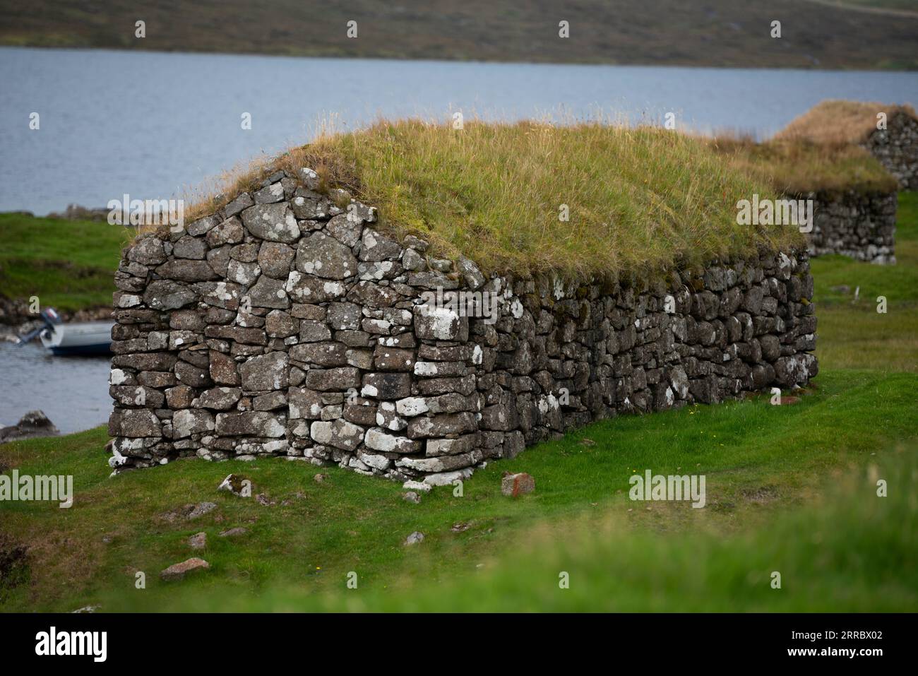 Prato e paglia di pecore croft sull'isola di Vagar nelle Isole Faroe. Foto Stock