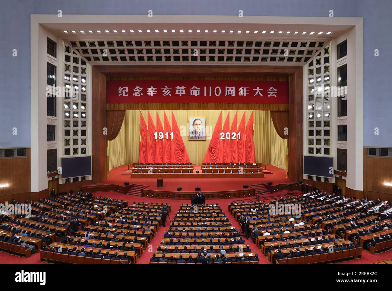 211009 -- PECHINO, 9 ottobre 2021 -- Un incontro commemorativo che segna il 110° anniversario della Rivoluzione del 1911 si tiene presso la grande sala del popolo di Pechino, capitale della Cina, 9 ottobre 2021. CINA-PECHINO-1911 RIVOLUZIONE-RIUNIONE COMMEMORATIVA CN LIUXBIN PUBLICATIONXNOTXINXCHN Foto Stock