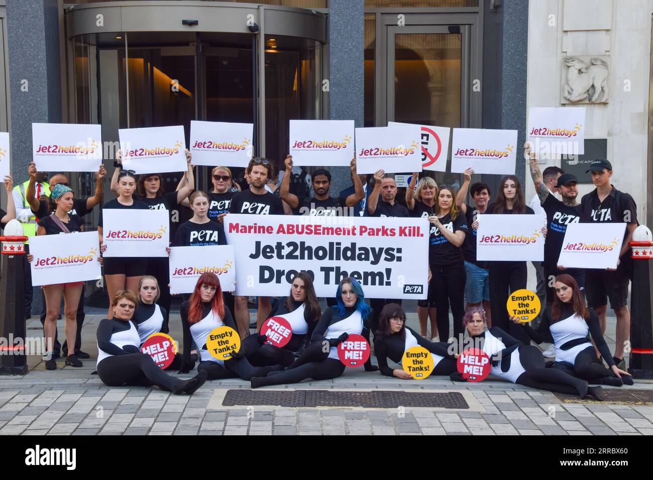 Londra, Regno Unito. 7 settembre 2023. Gli attivisti PETA che indossano costumi di orca e altri che tengono in mano cartelli "Jet2 Helldays" organizzano una protesta fuori dall'incontro annuale di Jet2 Holidays a Cheapside, invitando il fornitore di viaggi a far cadere i parchi marini che tengono i cetacei in carri armati per l'intrattenimento dai suoi pacchetti vacanze. Credito: Vuk Valcic/Alamy Live News Foto Stock