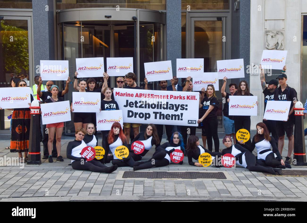 Londra, Regno Unito. 7 settembre 2023. Gli attivisti PETA che indossano costumi di orca e altri che tengono in mano cartelli "Jet2 Helldays" organizzano una protesta fuori dall'incontro annuale di Jet2 Holidays a Cheapside, invitando il fornitore di viaggi a far cadere i parchi marini che tengono i cetacei in carri armati per l'intrattenimento dai suoi pacchetti vacanze. Credito: Vuk Valcic/Alamy Live News Foto Stock