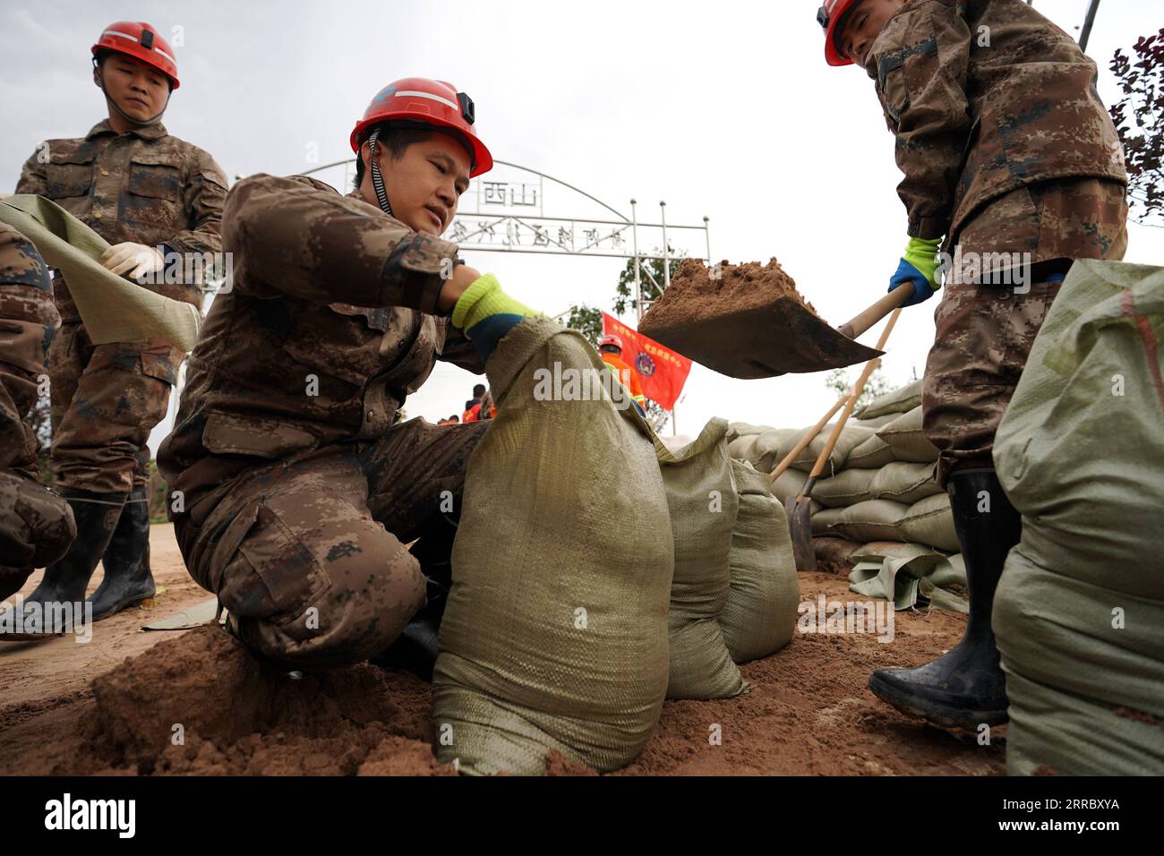 211010 -- HEJIN, 10 ottobre 2021 -- i soccorritori fortificano la diga temporanea contro l'alluvione nel villaggio di Lianbo nella città di Hejin, nella provincia dello Shanxi della Cina settentrionale, 10 ottobre 2021. Più di 120.000 persone sono state temporaneamente evacuate dopo continue inondazioni innescate nella provincia dello Shanxi della Cina settentrionale, hanno detto domenica le autorità. Le inondazioni hanno sconvolto la vita di 1,76 milioni di residenti provenienti da 76 contee, città e distretti, secondo il dipartimento provinciale di gestione delle emergenze. Circa 190.000 ettari di colture sono stati danneggiati e più di 17.000 case sono crollate, ha detto il dipartimento. Emergen Foto Stock