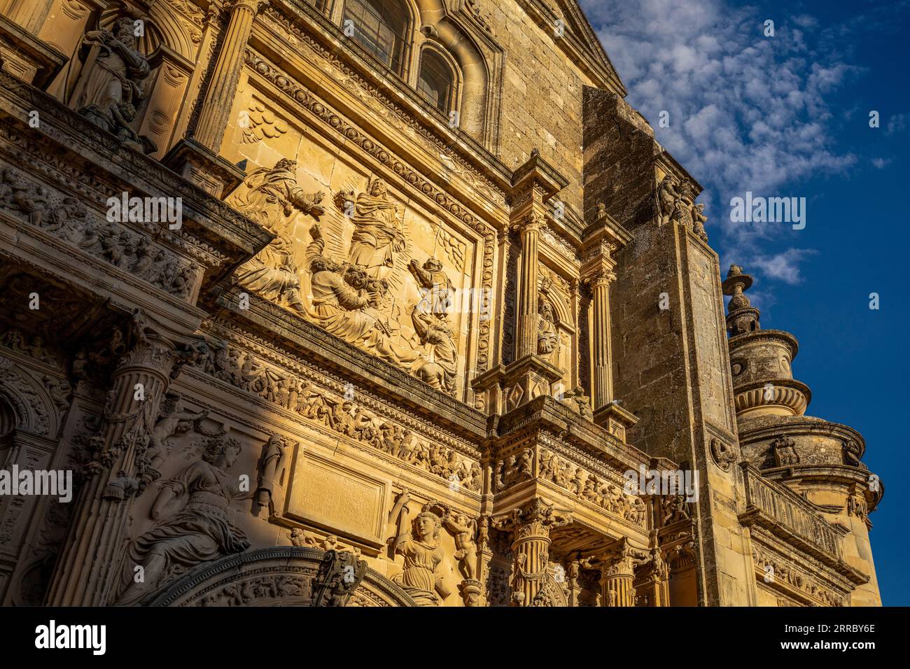 Facciata della Sacra Capilla del Salvador, una chiesa situata a Úbeda, Jaén, Spagna. Lo stile rinascimentale plateresco è un monumento nazionale Foto Stock