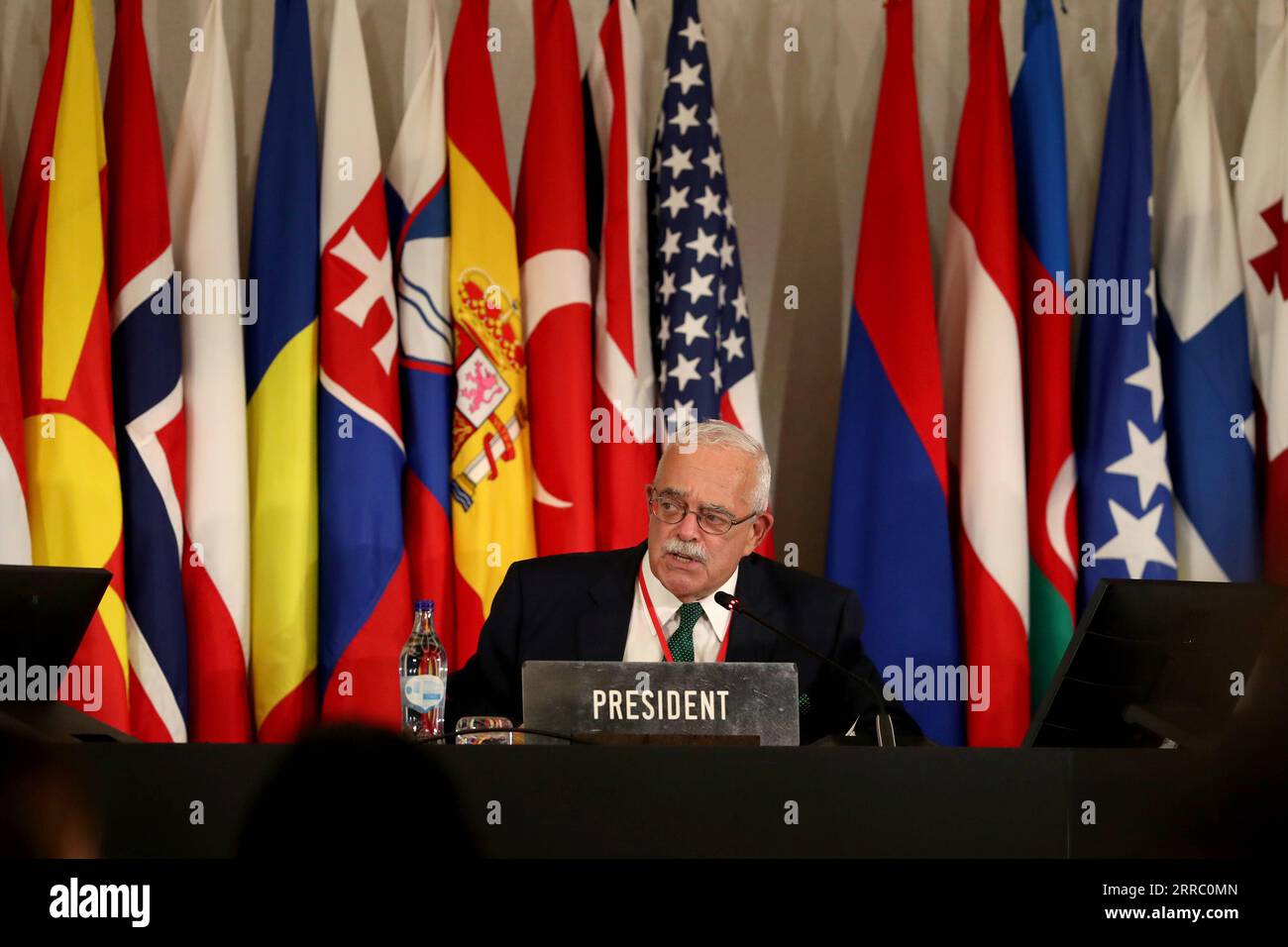 211012 -- LISBONA, 12 ottobre 2021 -- Gerald Connolly, presidente dell'Assemblea parlamentare NATO dell'Organizzazione del Trattato del Nord Atlantico, parla durante la 67a sessione annuale dell'Assemblea parlamentare della NATO a Lisbona, in Portogallo, il 10 ottobre 2021. La pandemia di COVID-19 e la situazione in Afghanistan sono in cima all’ordine del giorno della 67a sessione annuale dell’Assemblea parlamentare della NATO, ospitata dal Parlamento del Portogallo tra l’8 e l’11 ottobre. Foto di /Xinhua PORTOGALLO-LISBONA-NATO-ASSEMBLEA PARLAMENTARE-SESSIONE PedroxFiuza PUBLICATIONxNOTxINxCHN Foto Stock