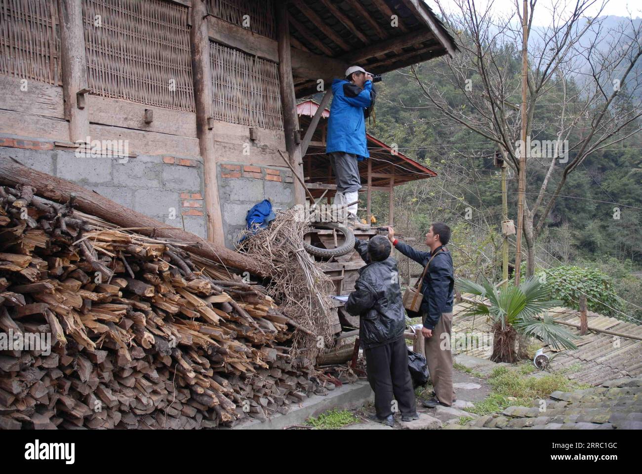 211013 -- CHENGDU, 13 ottobre 2021 -- la foto del file scattata nel 2007 mostra Yin Kaipu che scatta foto nella Baiyang Township della contea di Songpan, nella provincia del Sichuan della Cina sud-occidentale. Yin, un rinomato ecologista cinese di 78 anni, si dedica alla protezione della biodiversità da oltre sei decenni. Dopo essersi diplomato a scuola nel 1960, Yin ha lavorato presso l'Istituto di Biologia Chengdu dell'Accademia cinese delle scienze CAS, dedicandosi principalmente all'indagine e alla conservazione delle risorse biologiche. Nel 1978, Yin propose di istituire le riserve naturali di Jiuzhaigou e Yading per evitare che fossero d Foto Stock