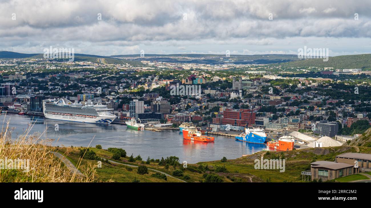 St John's, NL, Canada - 27 agosto 2023: Guardando in basso sulla città di St. John's da Signal Hill con vista delle navi nel porto. Foto Stock