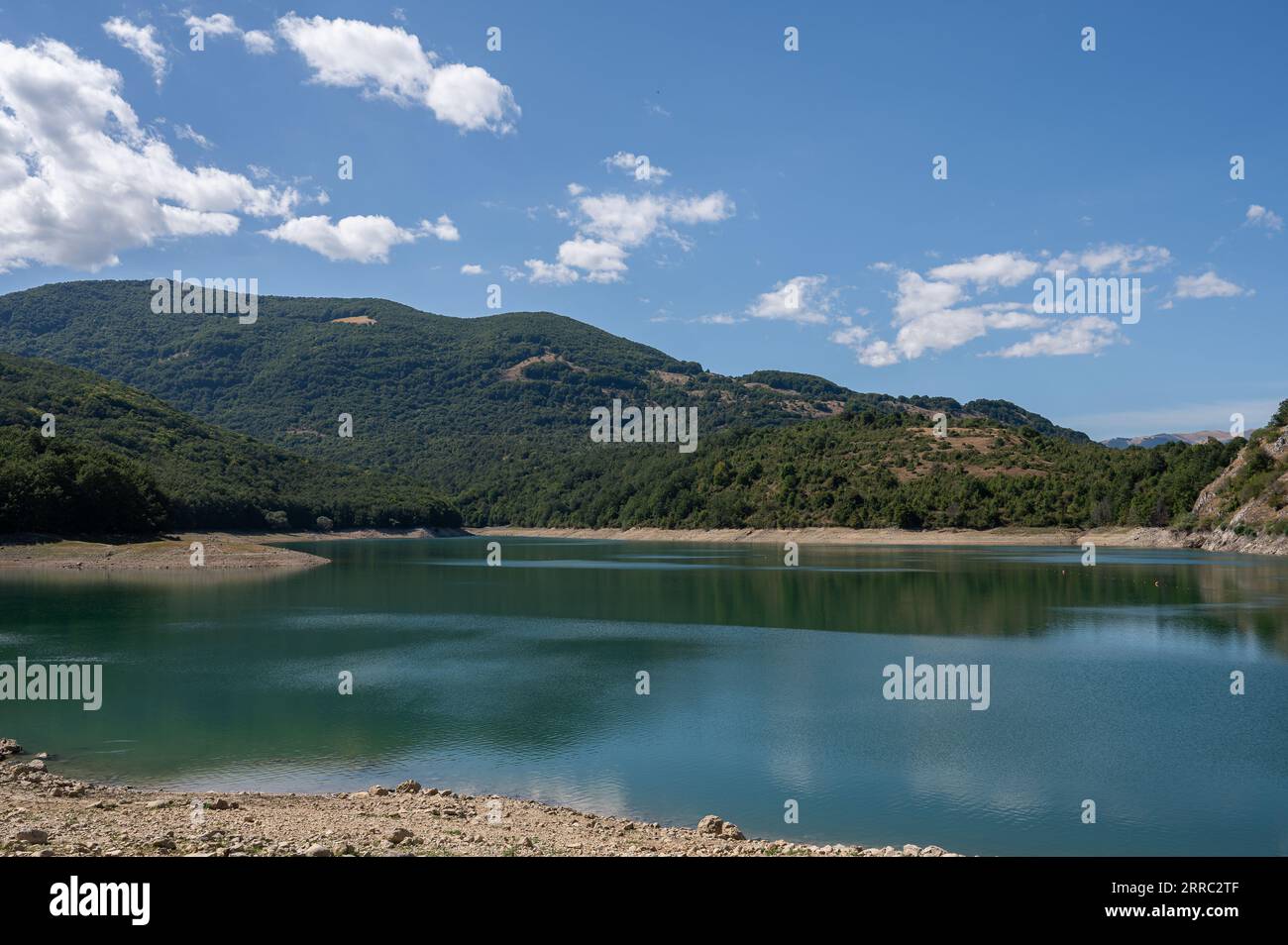 Il lago di montagna Spaccata è un piccolo lago artificiale ai confini meridionali dell'Abruzzo. Si trova interamente in provincia di l'Aquila, nel m Foto Stock