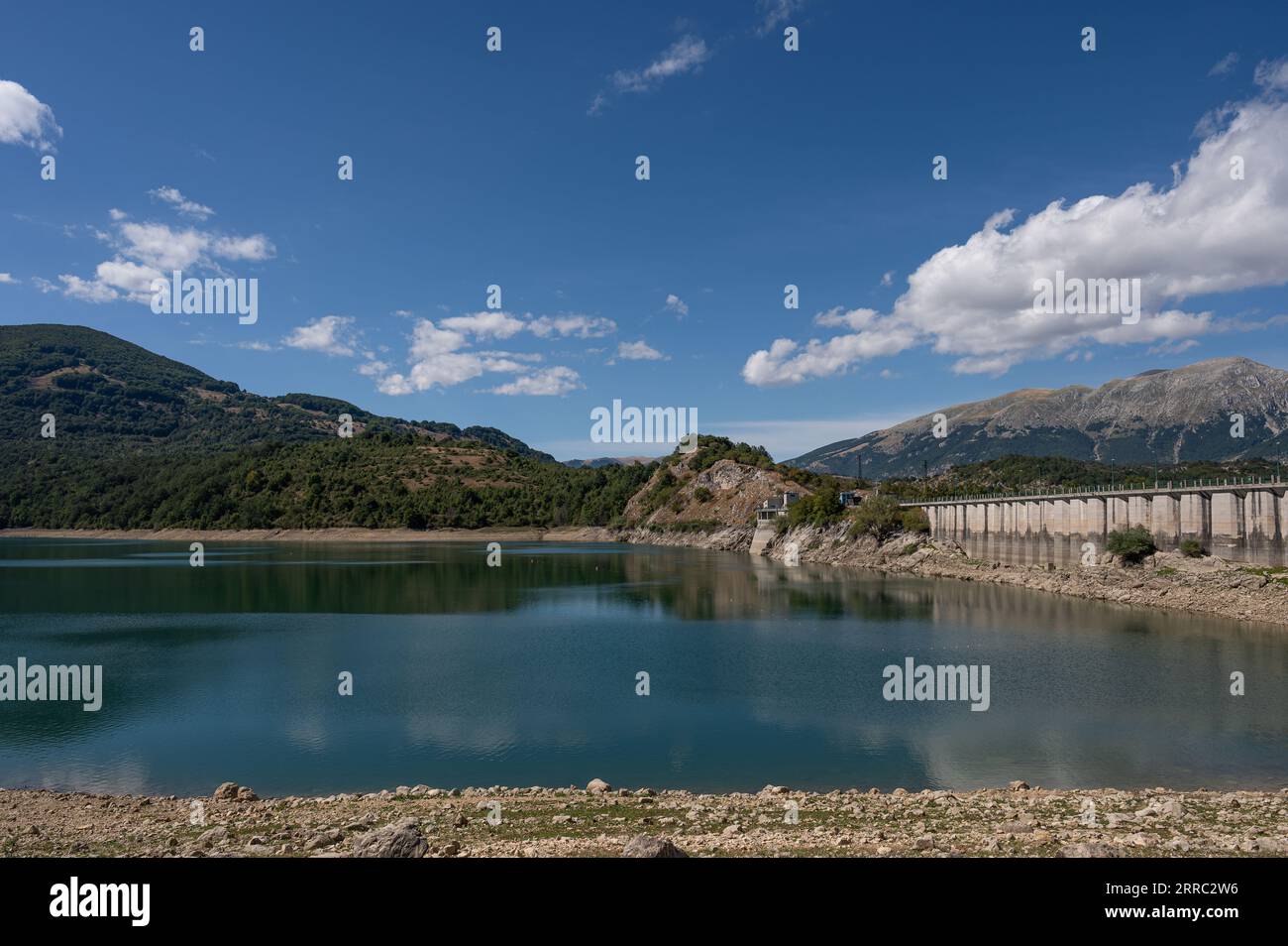 Il lago di montagna Spaccata è un piccolo lago artificiale ai confini meridionali dell'Abruzzo. Si trova interamente in provincia di l'Aquila, nel m Foto Stock