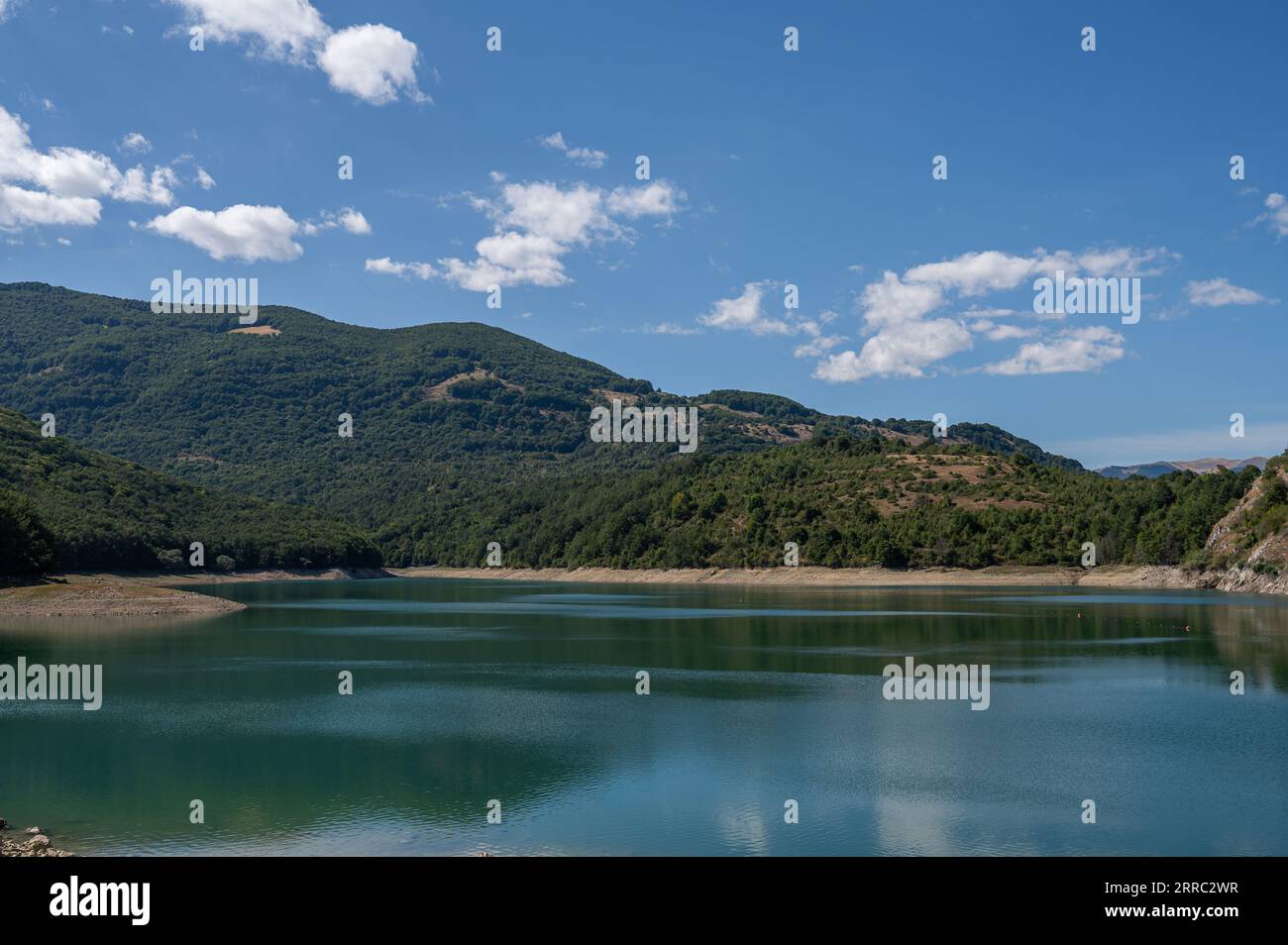 Il lago di montagna Spaccata è un piccolo lago artificiale ai confini meridionali dell'Abruzzo. Si trova interamente in provincia di l'Aquila, nel m Foto Stock
