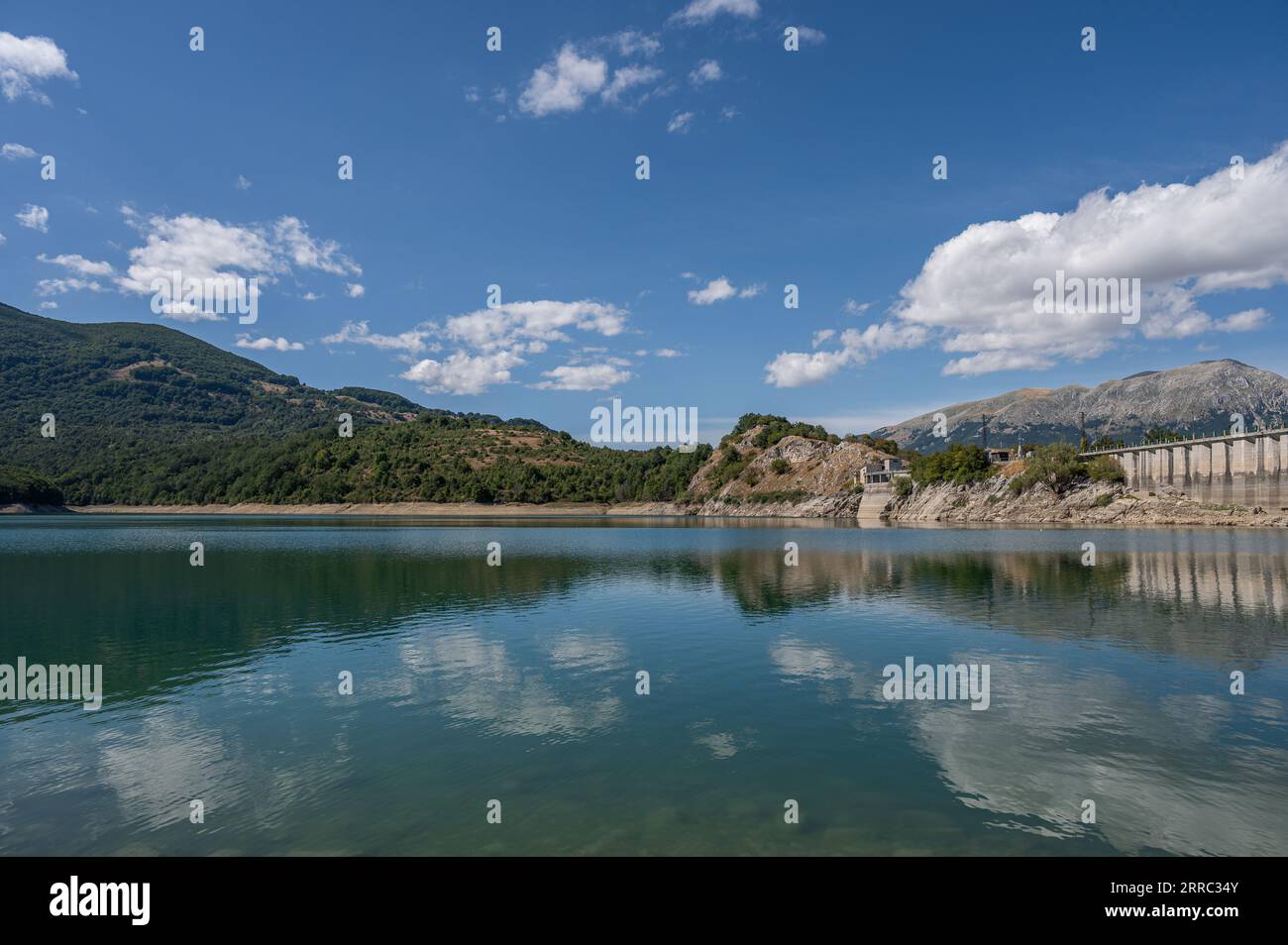 Il lago di montagna Spaccata è un piccolo lago artificiale ai confini meridionali dell'Abruzzo. Si trova interamente in provincia di l'Aquila, nel m Foto Stock