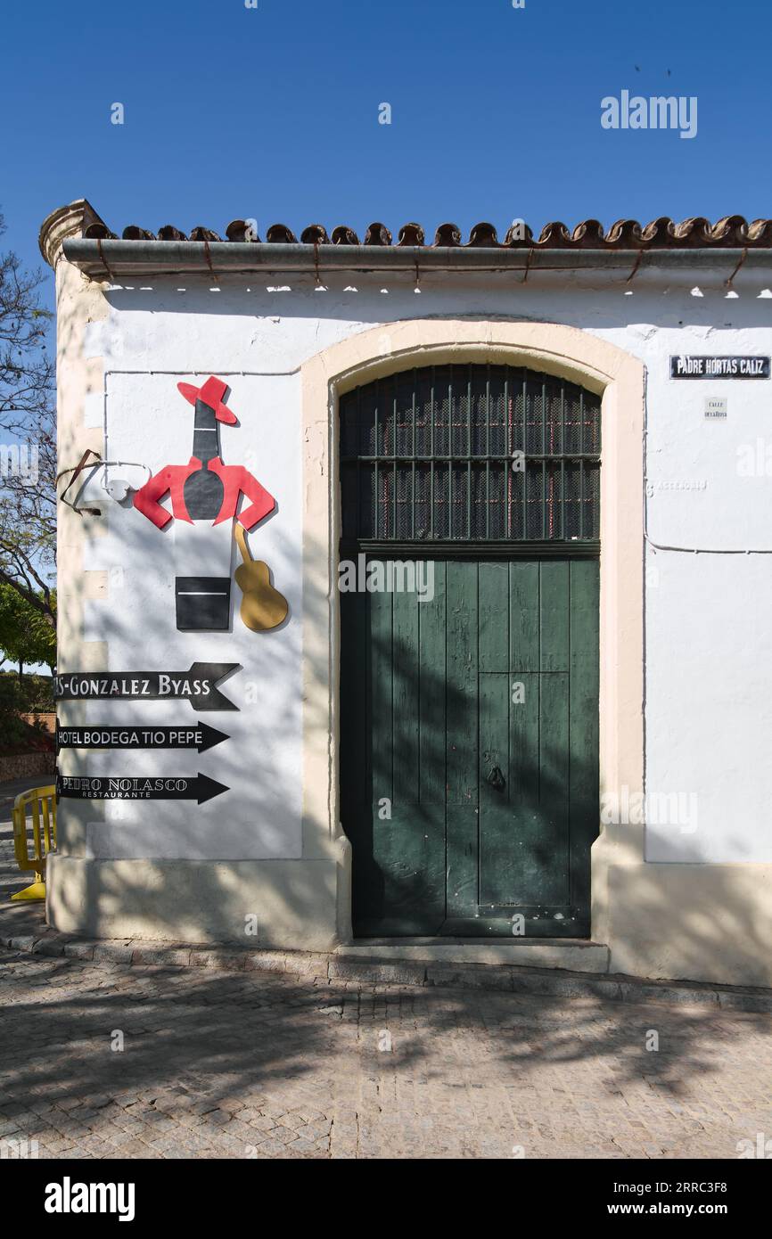 Jerez de la Frontera, Spagna - 7 settembre 2023: Veduta di una delle facciate di Bodega Gonzalez Byass con il suo caratteristico cartello Tio Pepe. Foto Stock